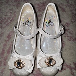 Elegant White Shimmer Girls Shoes with Bow and Crown Detail Size 1